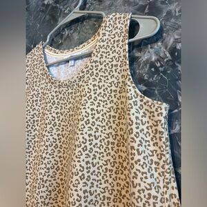 New directions animal print high low rounded hem scoop neck tee top S